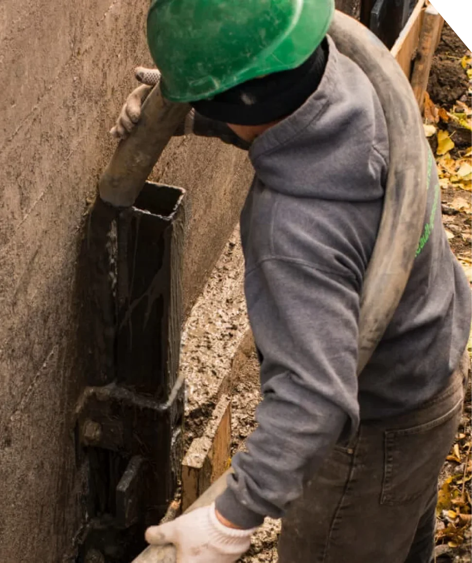 Équipe travaillant sur un mur berlinois