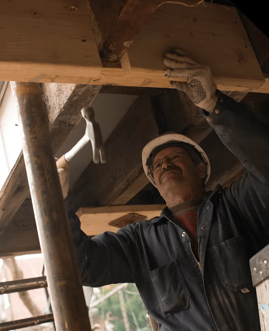 Travailleur sous une structure de fondation