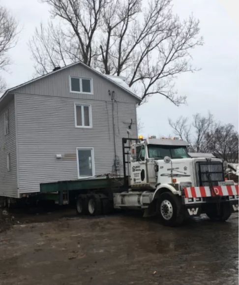 Maison transportée sur un camion