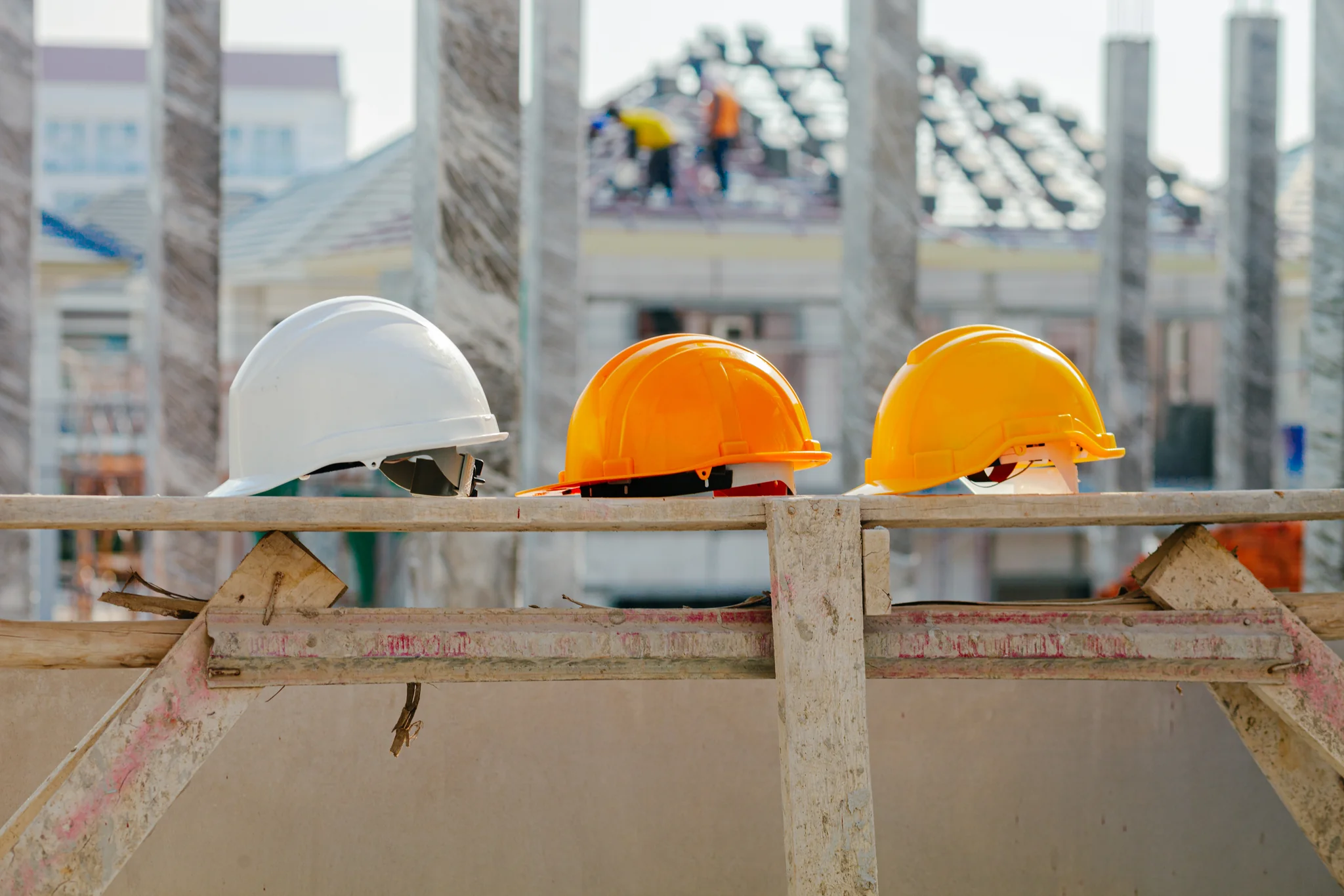 Casques de chantier verts déposés sur une structure de bois